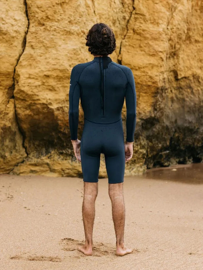 Men Nieuwland 2mm Yulex Back Zip Long Sleeve Shorty Wetsuit Dark Ozone Finisterre Wetsuits Men Nieuwland 2mm Yulex Back Zip Long Sleeve Shorty Wetsuit Dark Ozone Finisterre Wetsuits